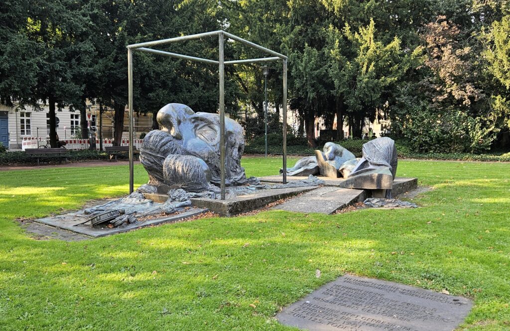 Heinrich-Heine-Monument am Schwanenmarkt, Düsseldorf (1981)